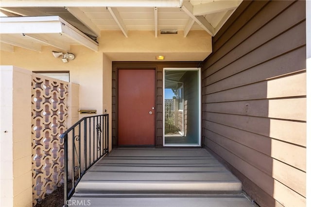 entrance to property featuring a balcony