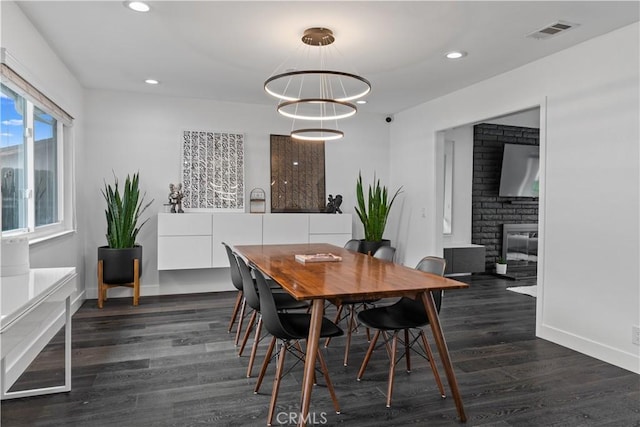 dining space with baseboards, visible vents, dark wood-style flooring, and recessed lighting