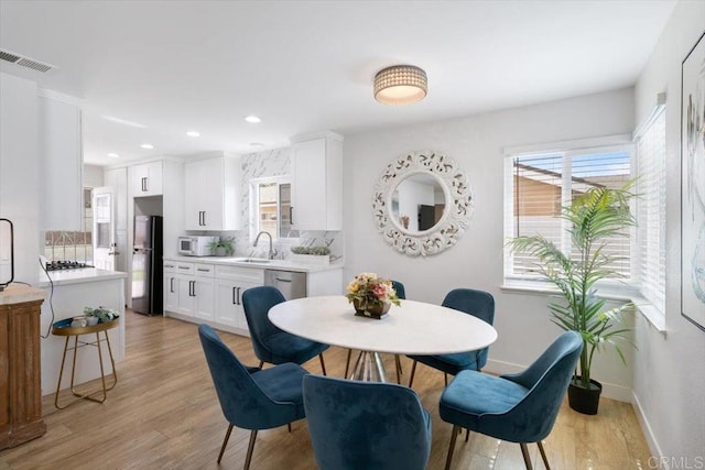 dining space featuring recessed lighting, visible vents, baseboards, and light wood-style flooring