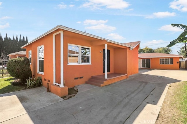 view of front of house featuring crawl space and stucco siding