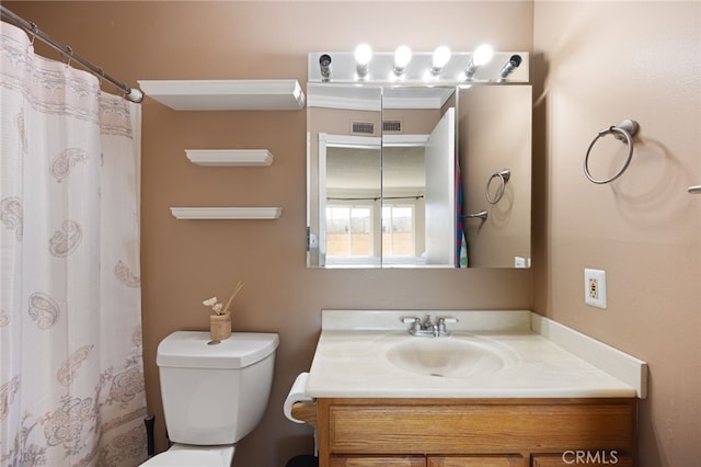 full bath featuring a shower with curtain, visible vents, vanity, and toilet