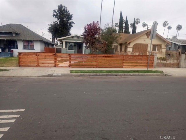 view of front of property featuring a fenced front yard