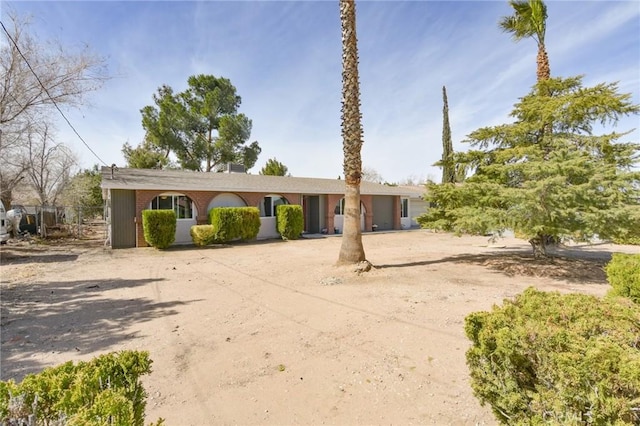 view of front of property featuring driveway