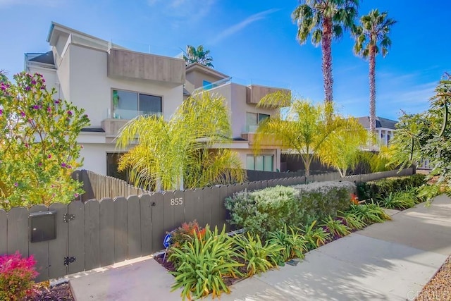 view of front facade featuring a fenced front yard and stucco siding