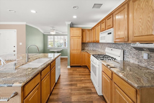 kitchen featuring white appliances, dark wood-style flooring, a sink, an island with sink, and crown molding