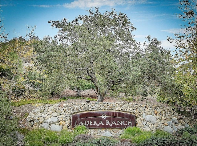 view of community / neighborhood sign