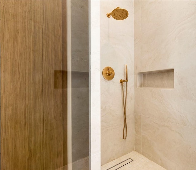 full bathroom featuring a tile shower