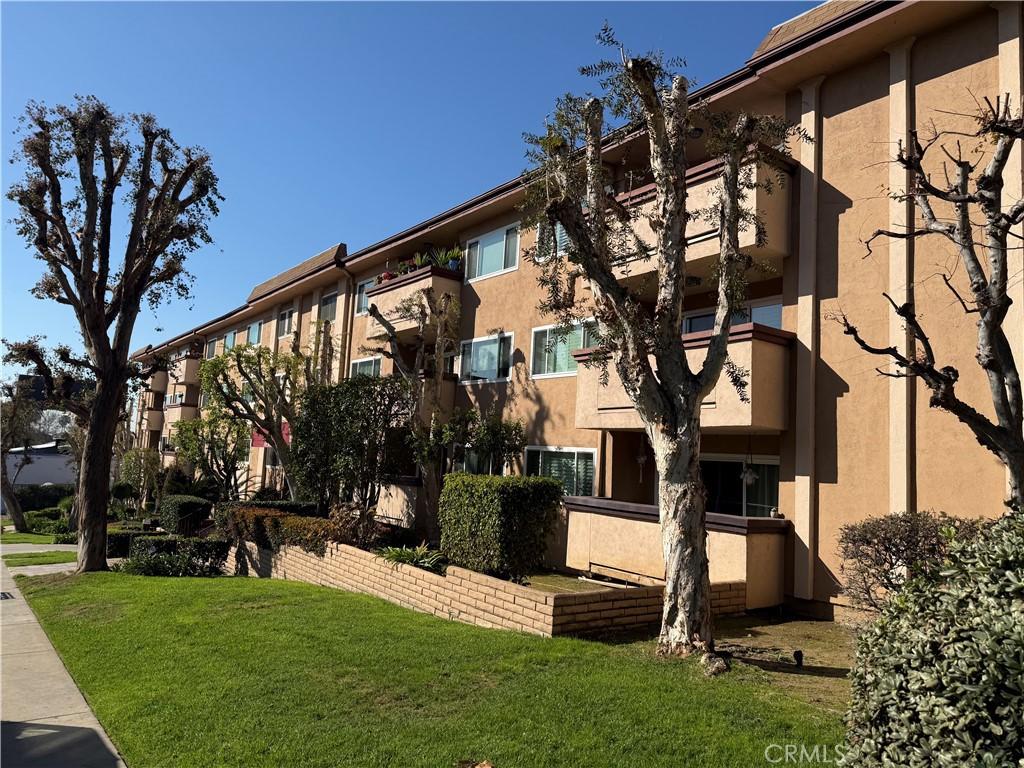 view of building exterior with a residential view