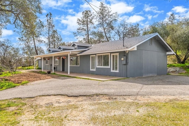 view of front of property featuring covered porch and driveway