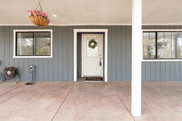 entrance to property featuring a porch