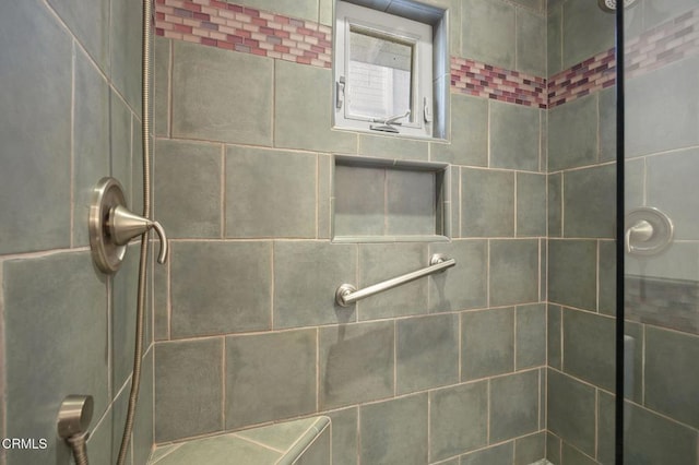 bathroom featuring a tile shower