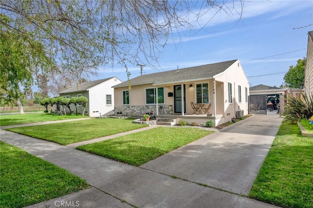 view of front facade featuring cooling unit, roof with shingles, crawl space, stucco siding, and a front yard