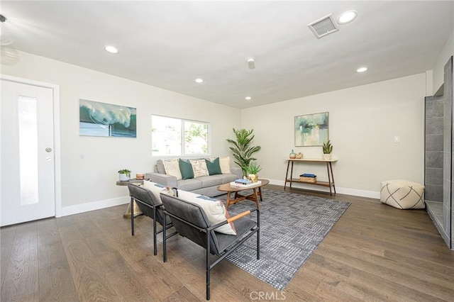 living area featuring baseboards, visible vents, wood finished floors, and recessed lighting