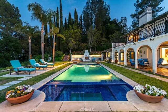 420 Inverness Dr, La Canada Flintridge, CA 91011 - view of swimming pool featuring a patio and a pool with connected hot tub