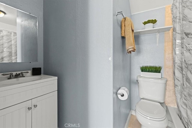 full bath with curtained shower, toilet, vanity, and baseboards