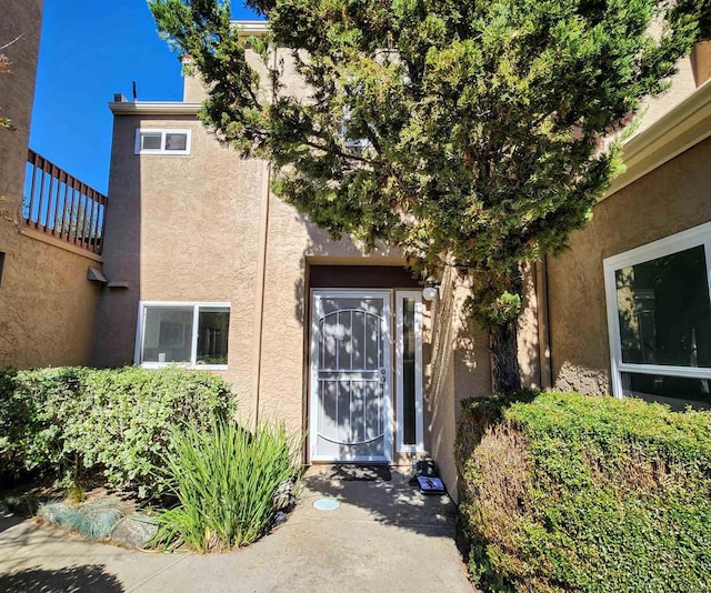 view of exterior entry with stucco siding