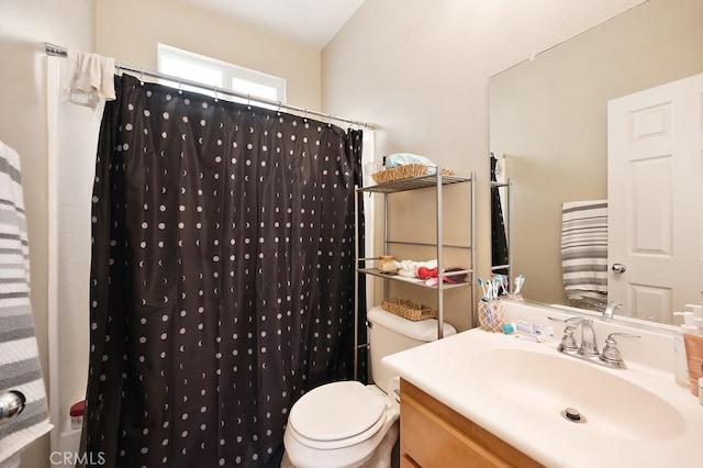 full bath featuring shower / tub combo with curtain, vanity, and toilet