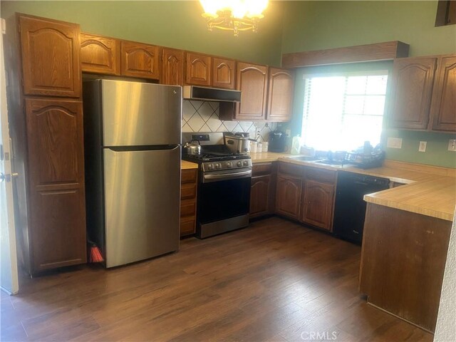 3158 E E Ave H8, Lancaster, CA 93535 - kitchen featuring appliances with stainless steel finishes, light countertops, under cabinet range hood, and decorative backsplash