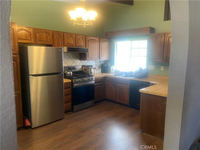 3158 E E Ave H8, Lancaster, CA 93535 - kitchen with appliances with stainless steel finishes, under cabinet range hood, decorative backsplash, a chandelier, and light countertops