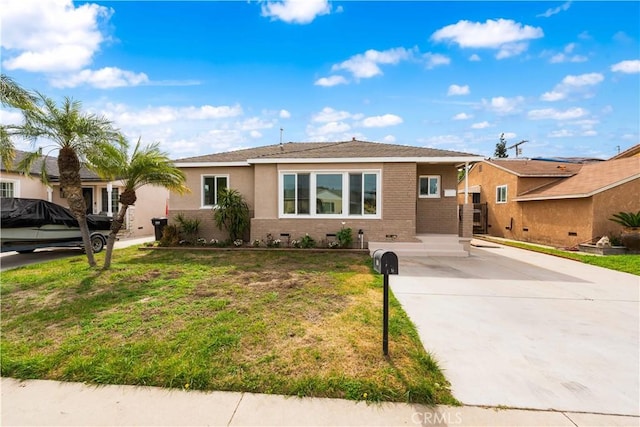 ranch-style house featuring crawl space, brick siding, and a front lawn