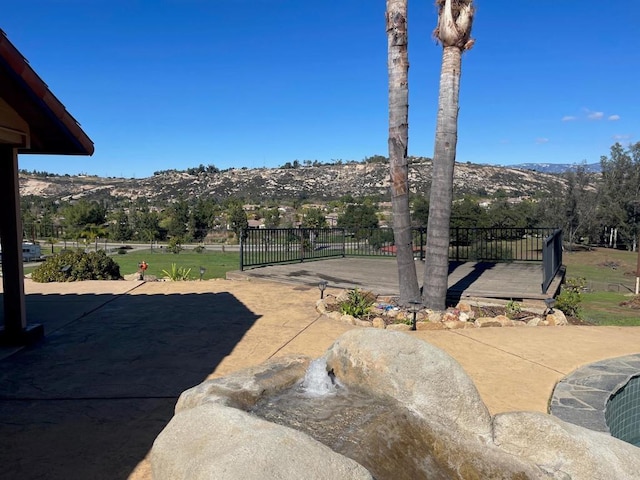 view of yard featuring a mountain view