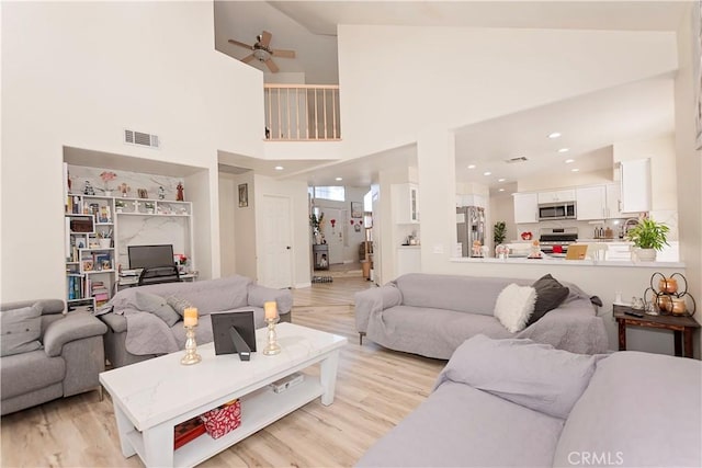 living room with light wood finished floors, recessed lighting, visible vents, and a ceiling fan