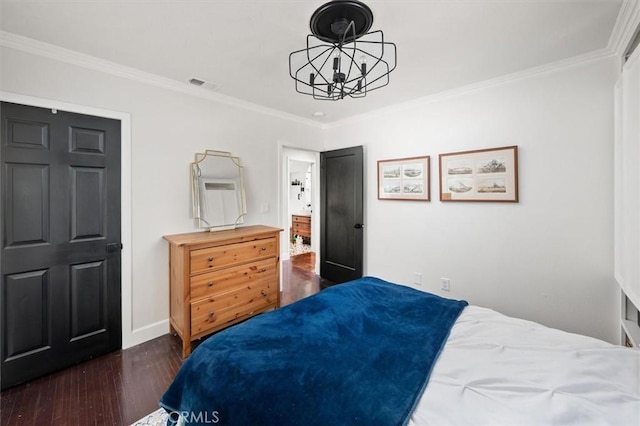 bedroom featuring dark wood-type flooring, an inviting chandelier, visible vents, and crown molding