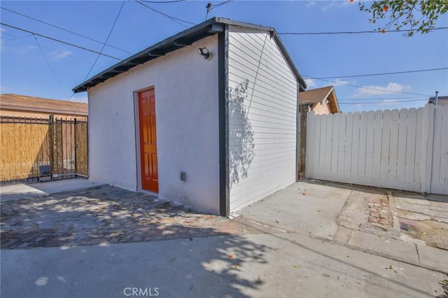 view of outdoor structure featuring fence and an outdoor structure