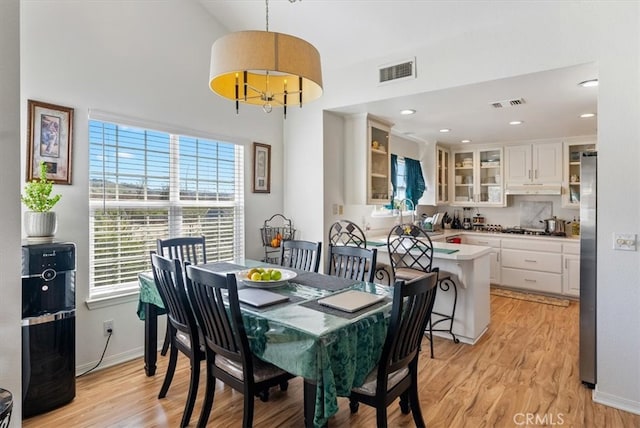 dining area with light wood-style flooring, visible vents, baseboards, and recessed lighting