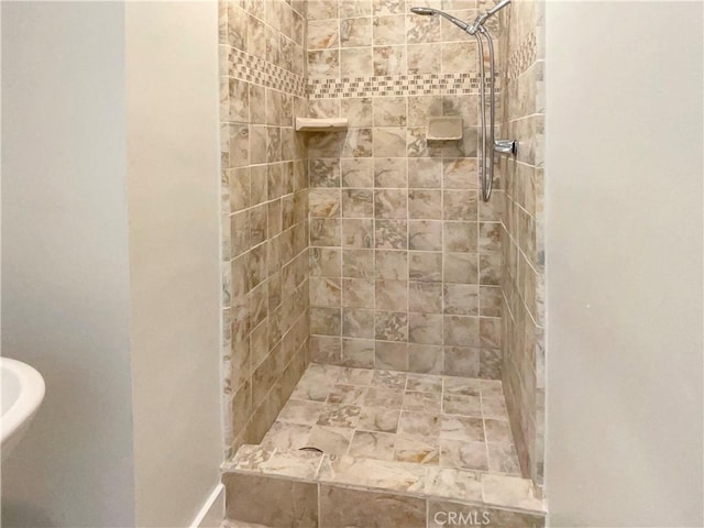 bathroom featuring tiled shower