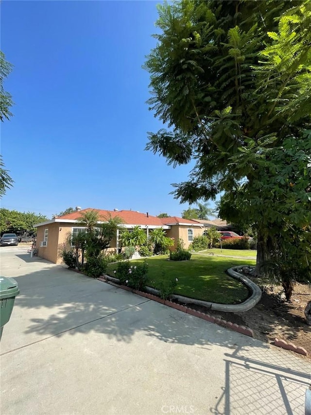 view of front facade with a front yard