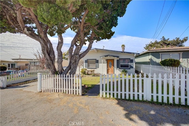 view of front of property featuring a fenced front yard