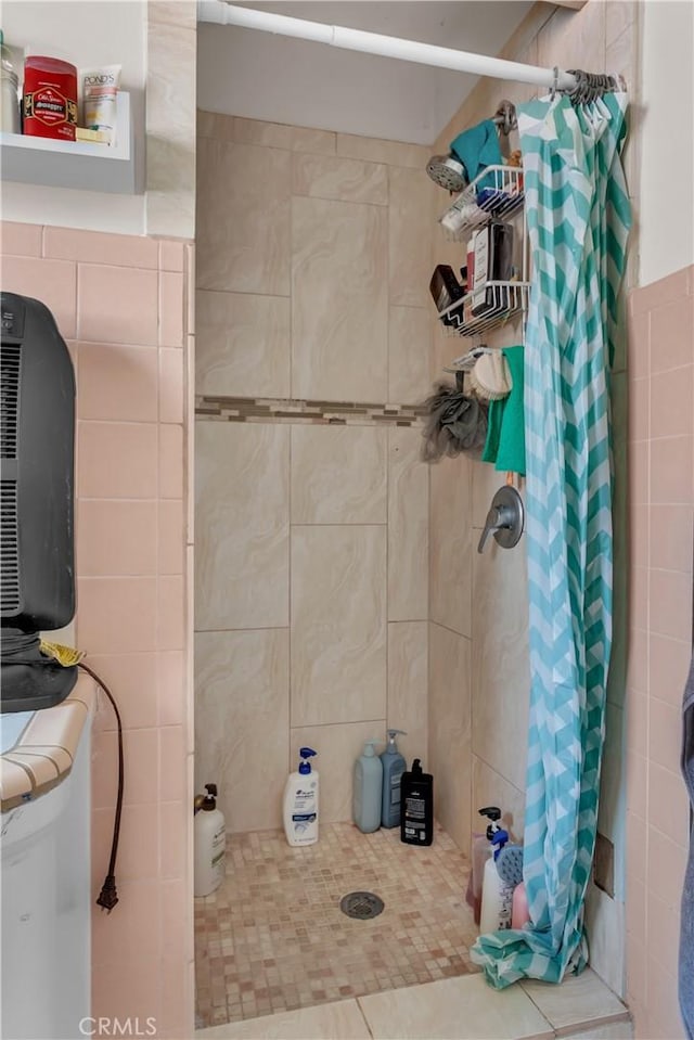 full bathroom featuring a tile shower