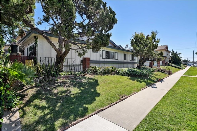 view of front of property featuring a front yard and fence
