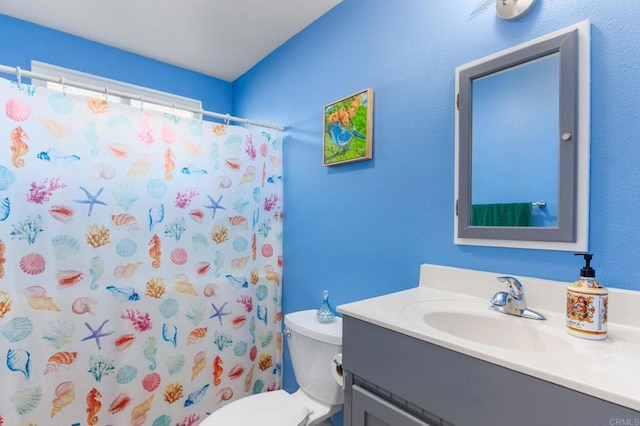 full bathroom with curtained shower, vanity, and toilet