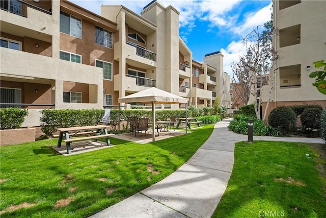 view of property's community featuring a lawn and a residential view