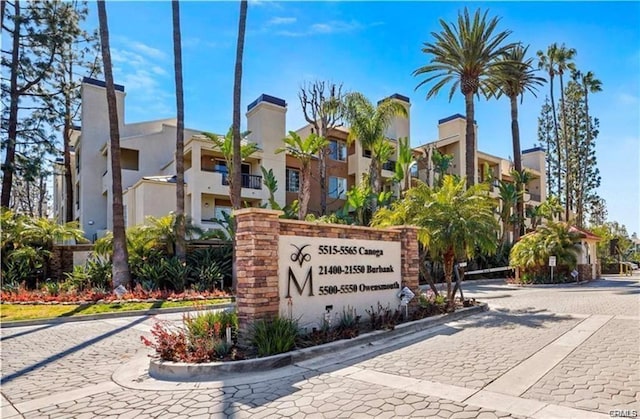 community / neighborhood sign featuring a residential view