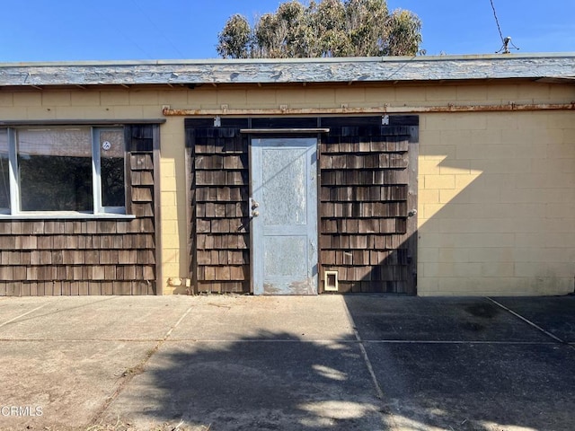 exterior space featuring an outbuilding