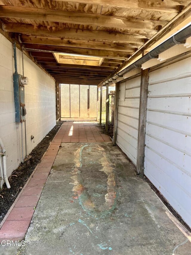 garage featuring concrete block wall