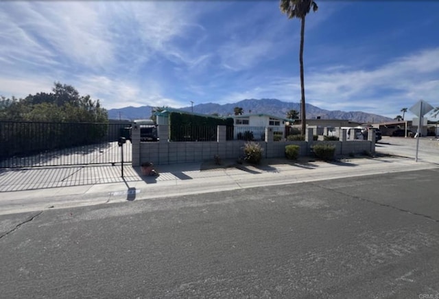 view of front of property featuring a fenced front yard, a gate, and a mountain view