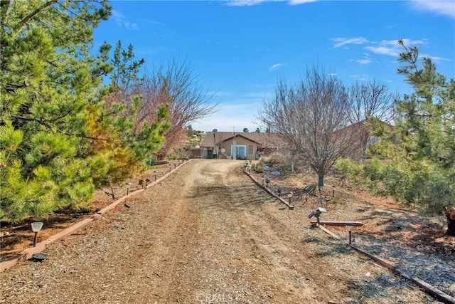 view of front facade with dirt driveway