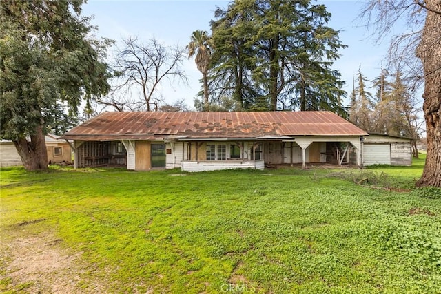 single story home featuring a front lawn