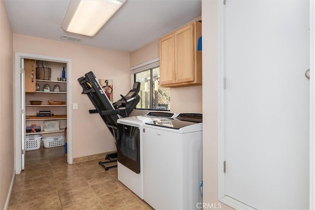 laundry room with light tile patterned floors, cabinet space, visible vents, independent washer and dryer, and baseboards