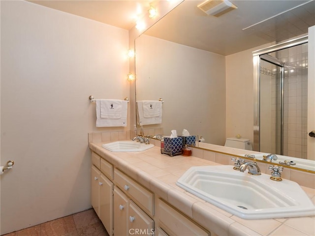 full bath with toilet, visible vents, a sink, and tiled shower