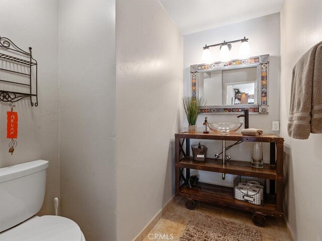 8160 Los Osos Rd, Atascadero, CA 93422 - bathroom with toilet, a sink, and baseboards