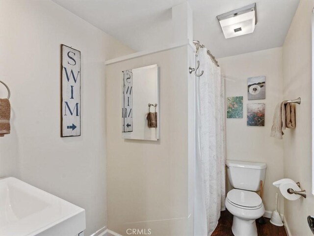8160 Los Osos Rd, Atascadero, CA 93422 - full bathroom with a shower with curtain, toilet, baseboards, and a sink