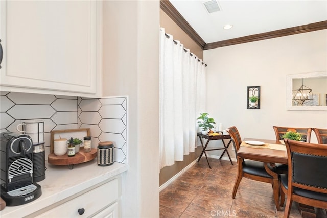 dining area featuring recessed lighting, visible vents, crown molding, and baseboards