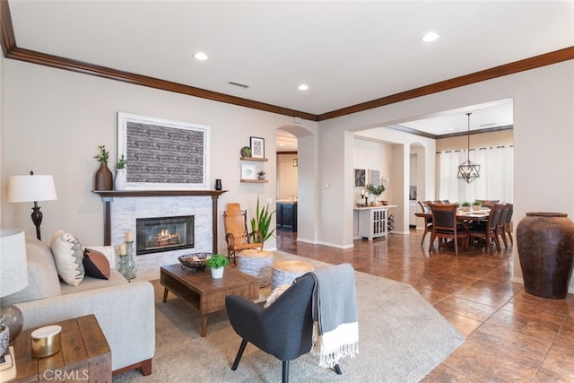 living room with visible vents, arched walkways, baseboards, and recessed lighting