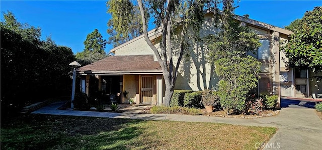 view of front facade with stucco siding