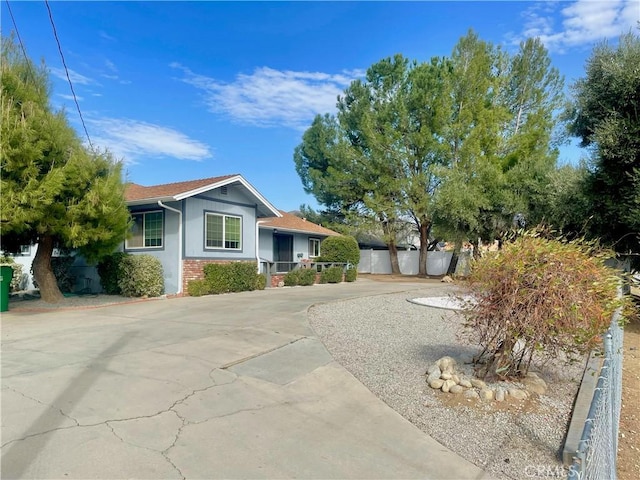 ranch-style home with driveway